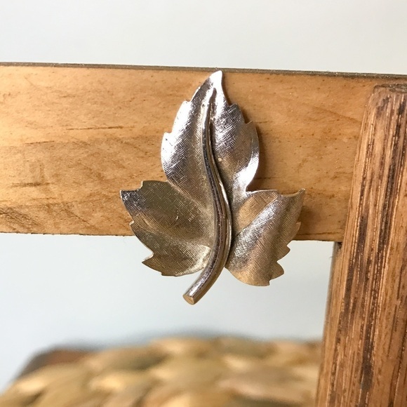 Vintage Beraère Silver Leaf Clip-On Earrings - Picture 3 of 6